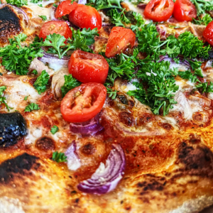 Pizza La Tunisienne artisanale avec thon, câpres, olives et mozzarella - Vaffangusto